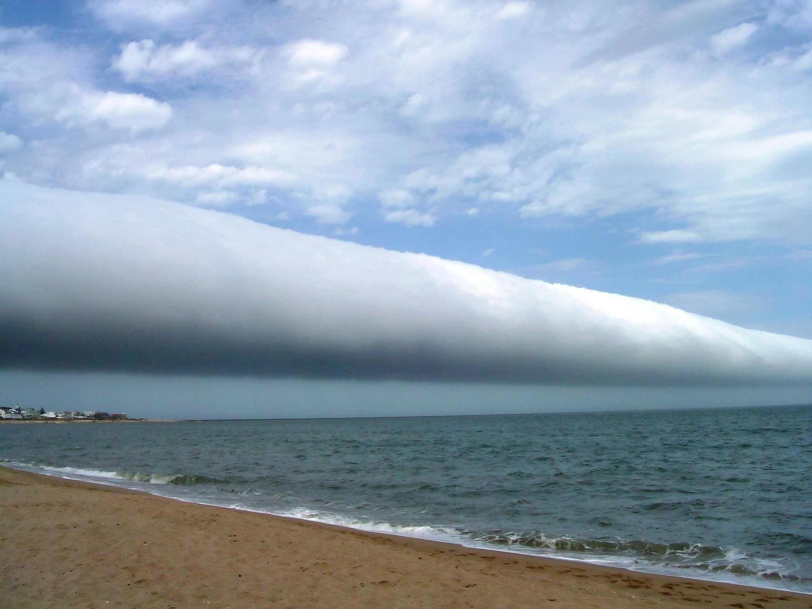 Roll cloud seen on January 25th 2009, on “Las Olas Beach”, located in “Punta del Este”, Uruguay