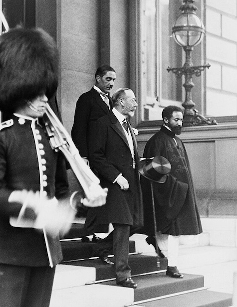 Avec le roi George V au palais de Buckingham, 1924.