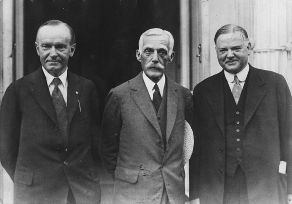 Calvin Coolidge (à gauche), qui a renoncé à se représenter à la présidence, et Herbert Hoover (à droite), qui lui a succédé.