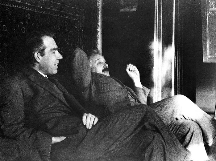 En 1925, Bohr et Einstein échangèrent des idées sur la physique