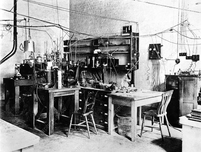 Le laboratoire d'Ernest Rutherford à Cambridge au début du XXe siècle.