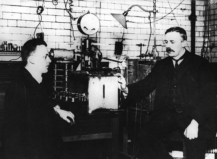 Photo de 1912 d'Ernest Rutherford et Hans Geiger