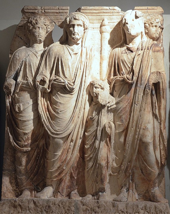 Statue représentant l'adoption de Marc Aurèle (à gauche) et Lucius Aurelius Verus par Antonin le Pieux, conservée au musée Ephesos à Vienne.