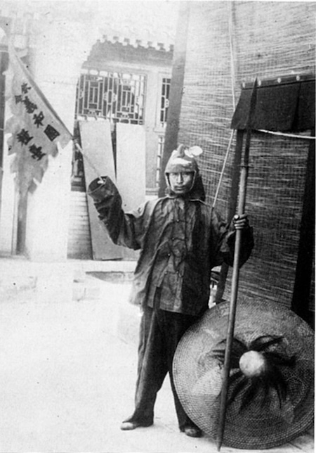 Un Boxer, photographié en 1900 durant la révolte.