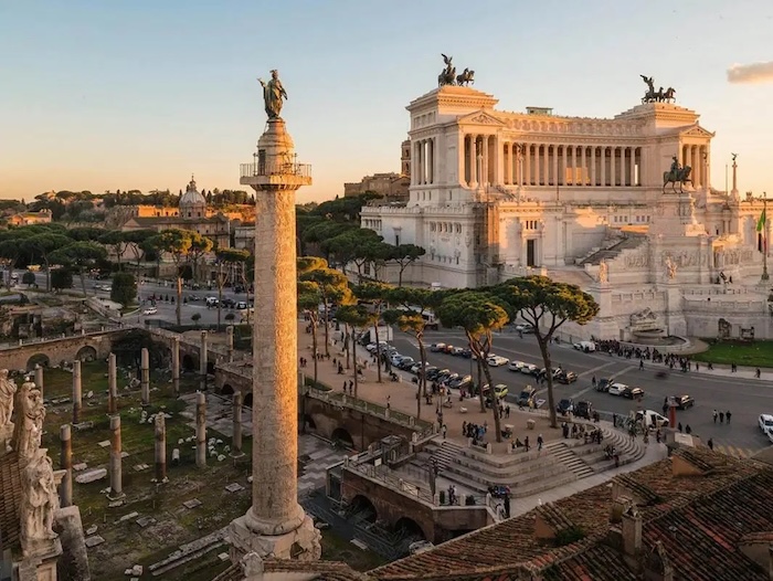 Vue de la colonne de Trajan à Rome.