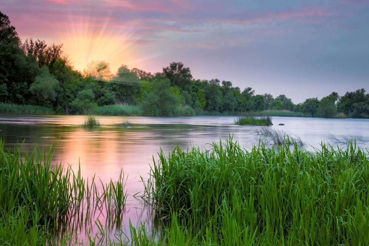 Pourquoi l’eau des lacs ne s’évapore-t-elle pas ou ne s’infiltre-t-elle pas sous terre ?